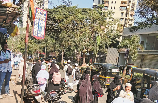 جوگیشوری تا اندھیری ۲۰؍ بس اسٹاپ پر شیڈ نہیں۔ مسافروں کودشواریاں 