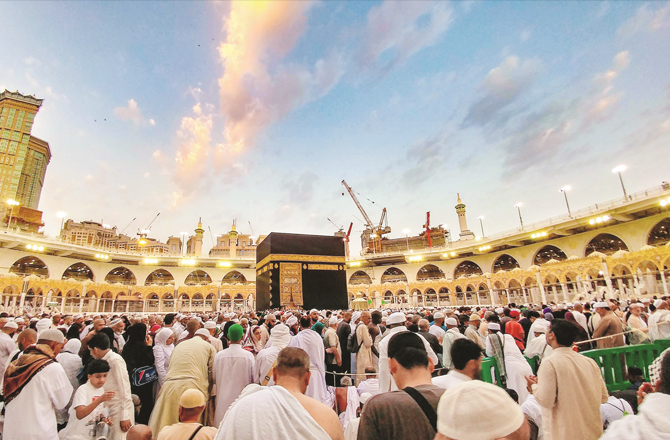 اور ابراہیمؑ  نے عرض کیا: اے میرے رب! اسے امن والا شہر بنا دے!