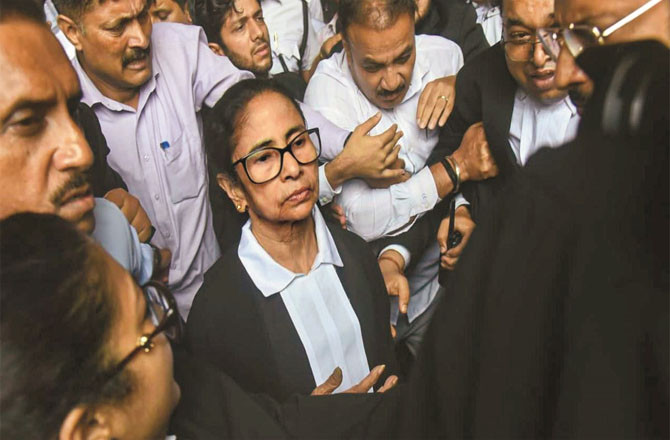 اپنے کارکنوں کی پیروی کیلئے ممتا بنرجی خود عدالت پہنچیں 