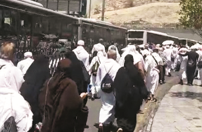 لبیک کی صدائیں بلند کرتے ہوئے عازمین کے قافلے سوئے حرم روانہ ہوتے رہتے ہیں
