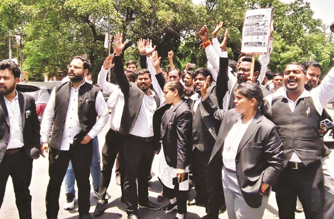 یوگی آدتیہ ناتھ کی حکومت کے خلاف وکیلوں کااحتجاج
