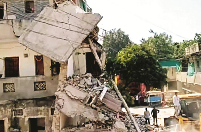 اکولہ : ۴؍ منزلہ عمارت منہدم، ملبہ تلے دبی ۴؍لڑکیوں کو بچالیا گیا
