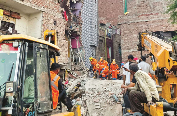 دہلی میں ۵؍ منزلہ عمارت منہدم،۳؍ افراد ہلاک
