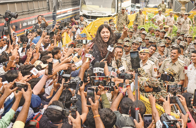 حکومت کچھ تو بتائے، کچھ تو اشارہ دے کہ وہ چاہتی کیا ہے، آخر ایسی بھی کیا آمریت؟