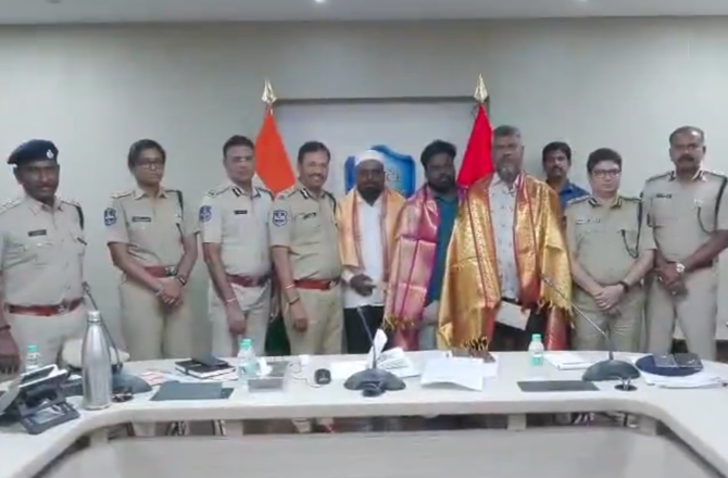 حیدرآباد: ڈوبتی بچی کو بچانے کیلئے ۳؍ افراد نے جان خطرے میں ڈالی، کمشنر نے اعزاز سے نوازا
