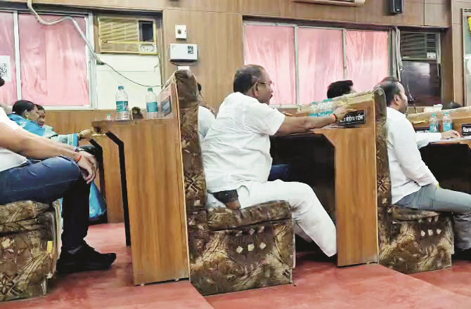جلگاؤں میونسپل کارپوریشن کی جنرل باڈی میٹنگ میں کارپوریٹر کی کمر پر پستول! 