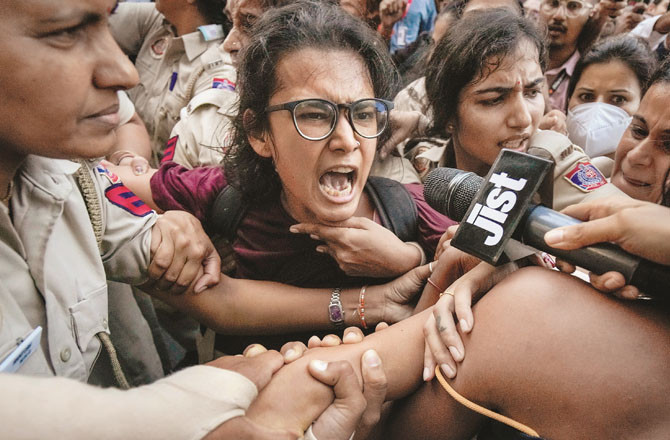دہلی ہائی کورٹ میں نیہا بورا کے بانڈ کیس کی سماعت مکمل، آج فیصلہ سنایا جائیگا
