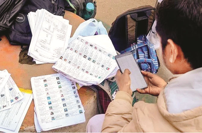 پیلی بھیت کی ووٹر لسٹ میں بے ضابطگی، چارافسران کو ہٹایا گیا