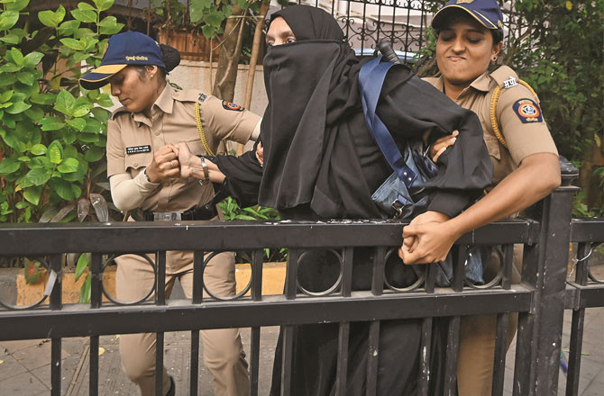  کارٹر روڈ میں ترنگا ریلی نکالنے والوں کو پولیس نے حراست میں لیا 