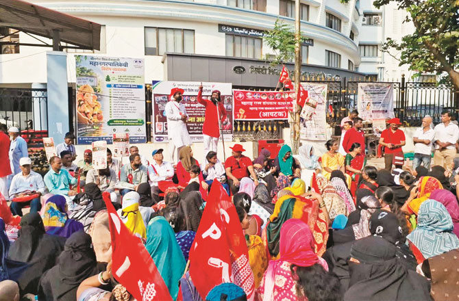 بھیونڈی: پانی، سڑک، نالوں اور اسٹریٹ لائٹ کے مسائل پر احتجاج