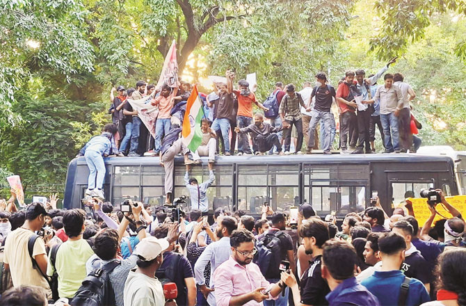 وقت کروٹ بدل رہا ہے اور یہ خوش آئند ہے!