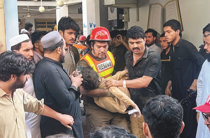 پاکستان: پشاور کے اسکول کی چھت گرگئی،۲۲؍طلبہ جاں بحق 