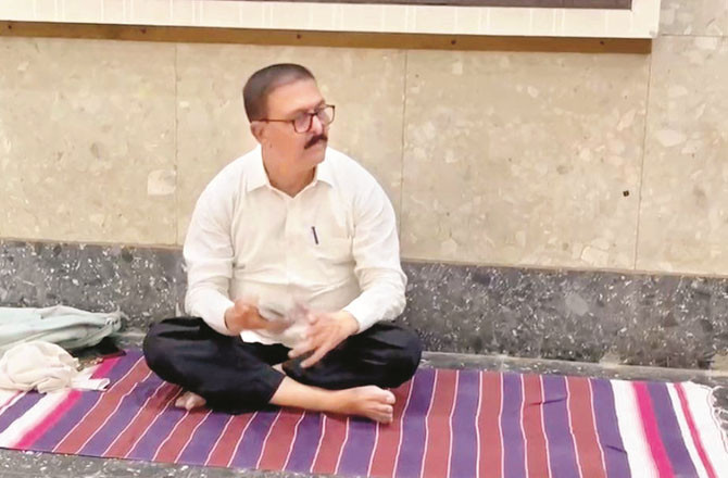 کلیان ڈومبیولی میونسپل کارپوریشن میں سماجی کارکن کا دھرنا