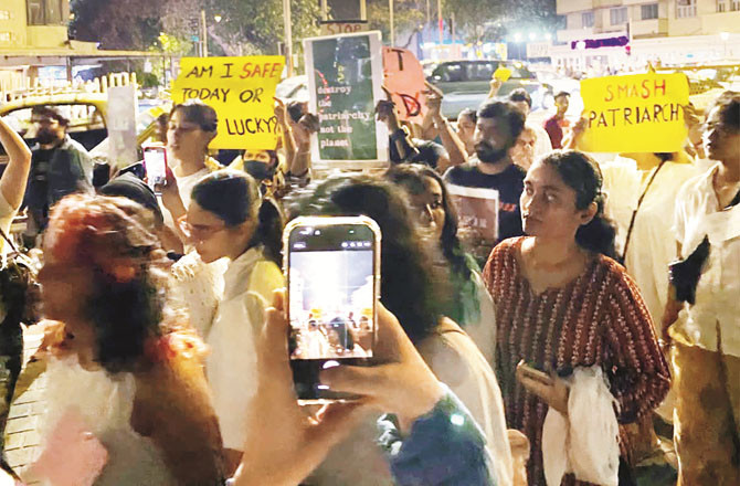 طالبات اور خواتین کیخلاف جنسی ہراسانی کے بڑھتے معاملات پرمختلف علاقوں میں طلبہ کا علامتی احتجاج 