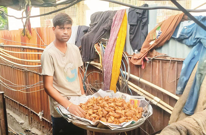 ’بھکاری‘ بننے والے رکن اسمبلی نے سموسہ اور بریانی دینے والوں کی عزت افزائی کی