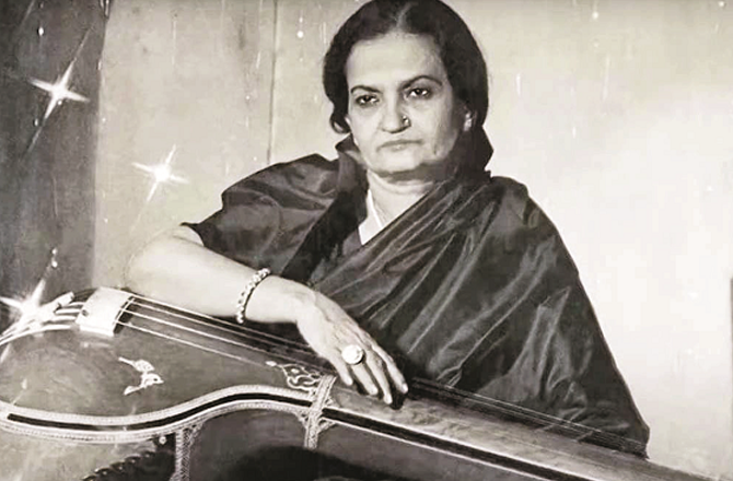 بیگم اختر نے کئی فلموں میں اداکاری بھی کی ہے اور اپنے گانے خود ہی گائے ہیں 