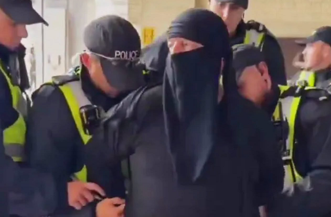 پورٹسماؤتھ: مہاجر مخالف مظاہرے میں برقع پہننے والے شخص پر مقدمہ