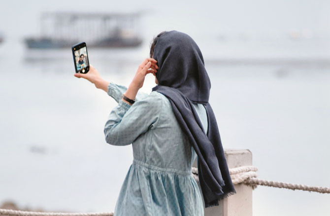 بیٹیوں کو ڈجیٹل دُنیا سے روکنا ٹھیک یا محفوظ طریقہ بتانا ٹھیک؟
