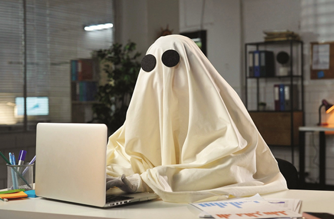 معاشیانہ: Digital Ghost: فوت شدہ فردکی ’شخصیت‘ کا مالک کون ہوگا؟