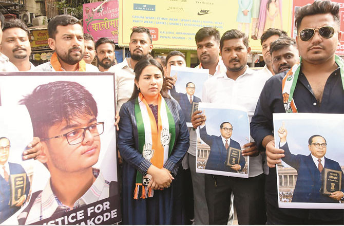 طالب علم کی خودکشی کے معاملے میں کانگریس کا آئی آئی ٹی بامبے کے باہر احتجاج