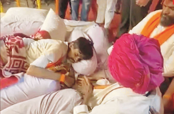جرنگے کی حالت دیکھ کر انکے والد روپڑے