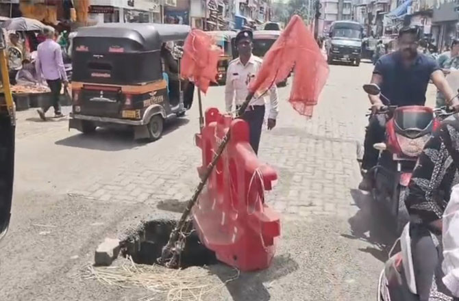 کلیان ریلوے اسٹیشن کے قریب سڑک پر شگاف، ٹریفک نظام متاثر
