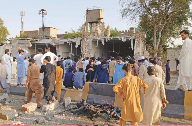 خیبر پختونخوا: پولیس مرکز کے قریب مسجد میں کار بم دھماکہ،۱۵؍ سے زائد ہلاک