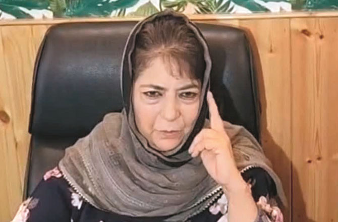 ’السلام علیکم‘، کہنے پر آئی پی ایس افسر کے تبادلہ پر محبوبہ مفتی کی بی جے پی پر شدید برہمی