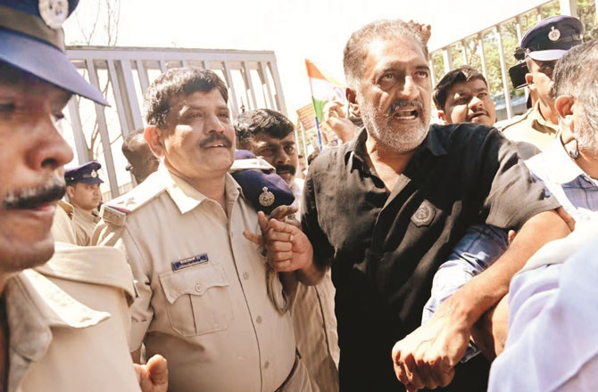 ایس آئی آر کیخلاف بنگلور میں پرکاش راج بھی سڑک پر اُترے، حراست میں لیا گیا