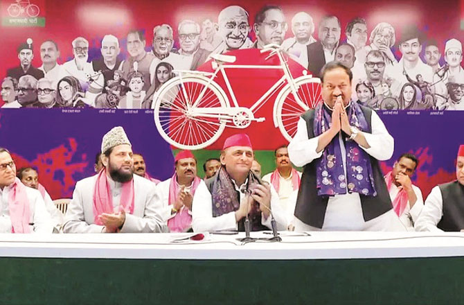 بی جےپی لیڈ ررام آسرے کشواہا کی ۱۳؍ سال بعد سماجوادی پارٹی میں واپسی 