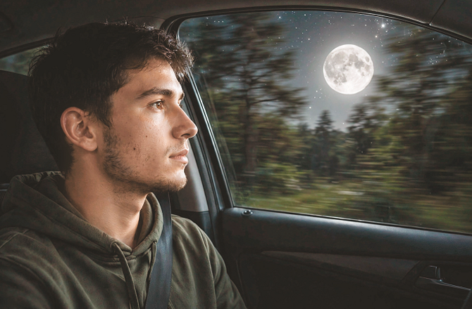 چاند ساتھ ساتھ چلتا محسوس ہوتا ہے، کیوں؟