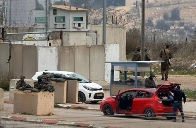 اسرائیل نے ناکہ بندی کرکے ۱۰۰؍ سے زائد فلسطینی اساتذہ کو اسکول جانے سے روکا