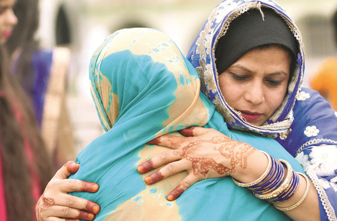 اَنا کی دیواریں اورٹوٹتے بکھرتے ہوئے رشتے 