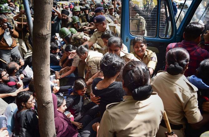 کرناٹک میں مظاہرین زیر حراست میں 