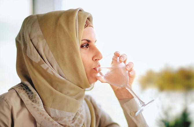 خواتین کو چاہئے کہ وہ دن بھر میں تقریباً ۲ء۲؍ لیٹر پانی پئیں۔