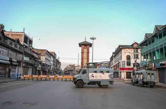 Curfew in Kashmir - PIC : PTI