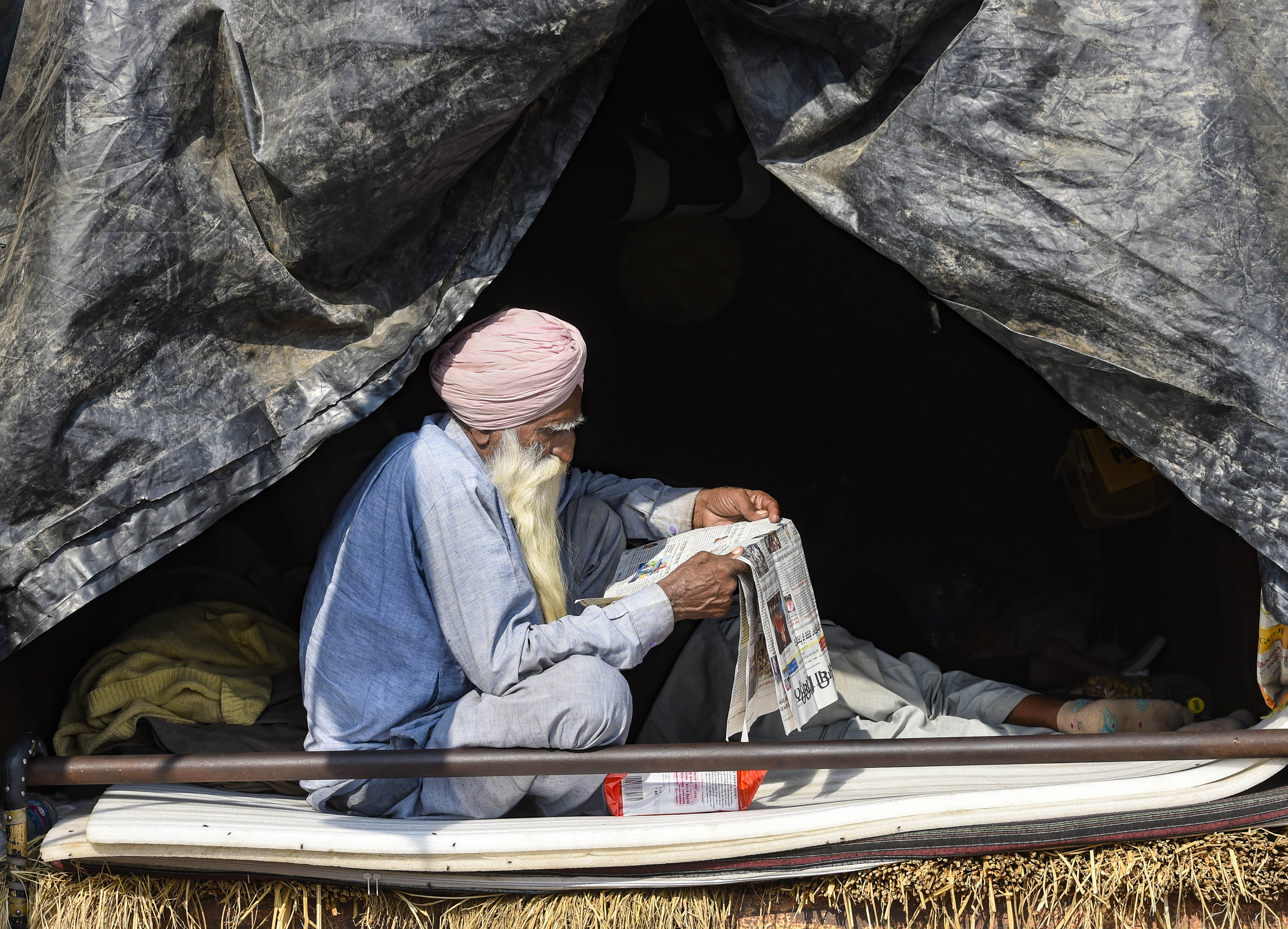 <p style="text-align: right;">دہلی، سنگھو بارڈر&nbsp; پر ایک کسان اخبار کا مطالعہ کرتے ہوئے۔ کسانوں نے گودی میڈیا کا بائیکاٹ کیا ہے۔ بی جے پی کے آئی ٹی سیل کے مقابلے میں کسانوں نے بھی اپنا آئی ٹی سیل بنا لیا ہے۔علاوہ ازیں کسانوں نے خود کا ایک اخبار بھی جاری کر دیا ہے۔ تصویر : پی ٹی آئی</p>“>4/6</p>



<p class=