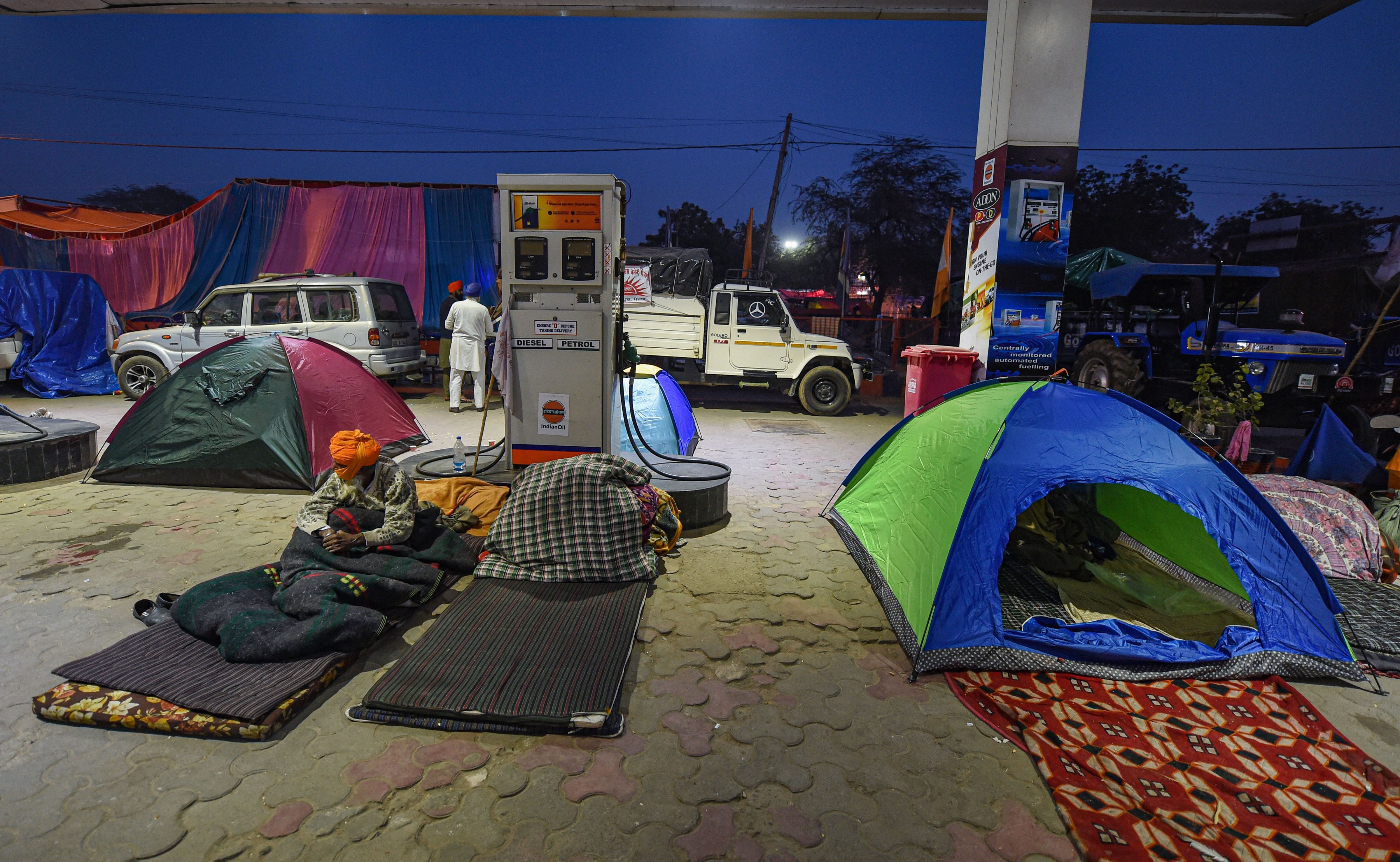 <p style="text-align: right;">شمالی ہند کے زبردست ٹھند کے موسم میں کسانوں نے زرعی قانون کیخلاف احتجاج جاری رکھا ہے۔ اس طرح ٹینٹ کو کسانوں نے اپنا رہائش گاہ بنایا ہوا ہے</p>
<p style="text-align: right;">تصویر : پی ٹی آئی&nbsp;</p>“>6/6</p>



<p class=