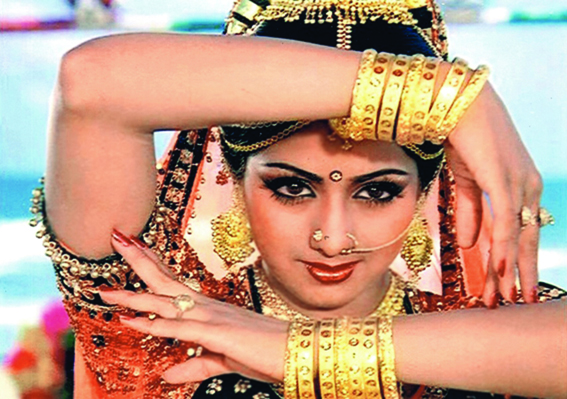 سری دیوی پر فلمائے جانے والے ایک گیت کے منظر میں وہ اپنی چوڑیوں کو دکھا رہی ہیں۔ وہ مختلف طرز کے رقص میں مہارت رکھتی تھیں۔