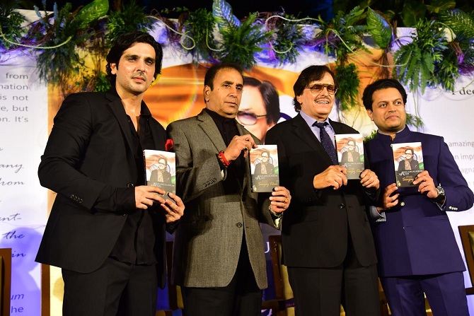 <p style="text-align: right;">سنجے خان نے لانچ کے موقع پر کہا کہ تمام ہندوستانیوں کو ایک دوسرے کی مدد کرنی چاہئے اور ایک دوسرے کے کام آنا چاہئے۔ انہیں مذہب کی عینک نہیں لگانی چاہئے۔ انہوں نے حکومت سے اپیل کی کہ وہ مسلمانوں کیلئے اقلیت لفظ کا استعمال کرنا بند کردے۔</p>
<p style="text-align: right;">دائیں سے: امیت دیشمکھ، سنجے خان، انل دیشمکھ اور سنجے خان کے بیٹے زید خان۔</p>