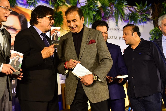 <p style="text-align: right;">اس تقریب میں مہاراشٹر کے وزیر داخلہ انل دیشمکھ بھی موجود تھے۔ انہوں نے بھی سیکولر ہندوستان کے نظریے کی حمایت کی اور کہا کہ ہندوستان کی تشکیل میں مسلمانوں کے کردار سے ہم بخوبی واقف ہیں۔ اس ملک میں ہندو اور مسلمان پر امن طریقے سے زندگی گزار رہے ہیں مگر گزشتہ چند برسوں سے اس امن میں خلل پیدا کرنے کی کوشش کی جارہی ہے۔میرے خیال میں اس کتاب کے ذریعے ملک کے مسلمان خود کوامپاور کرنے کی کوشش کریں گے۔</p>