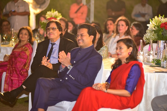 <p style="text-align: right;">ریاست کے میڈیکل ایجوکیشن اینڈ کلچر منسٹر امیت دیشمکھ بھی اس موقع پر موجود تھے۔ انہوں نے کہا کہ میرے خیال میں آج ہمارا ملک نامساعد حالات سے گزررہا ہے۔ اس سے ہم سب تشویش میں مبتلا ہیں۔ ہم ایک ایسے ہندوستان کا تصور بھی نہیں کرسکتے جس میں اے پی جے عبدالکلام، مدھوبالا، دلیپ کمار اور اے آر رحمن کا نام شامل نہ ہو۔ تصویر میں سنجے خان کے ساتھ امیت دیشمکھ اور ان کی بیوی ادیتی پرتاپ کو دیکھا جاسکتا ہے۔</p>