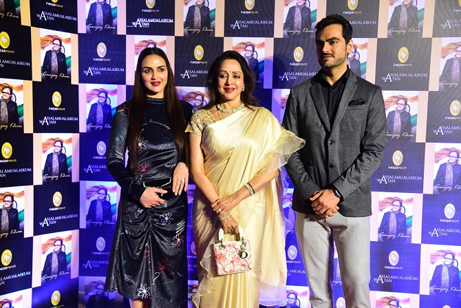 <p style="text-align: right;">ہیما مالنی، بیٹی ایشا دیول اور داماد بھرت تختانی کے ساتھ دیکھی جاسکتی ہیں۔</p>