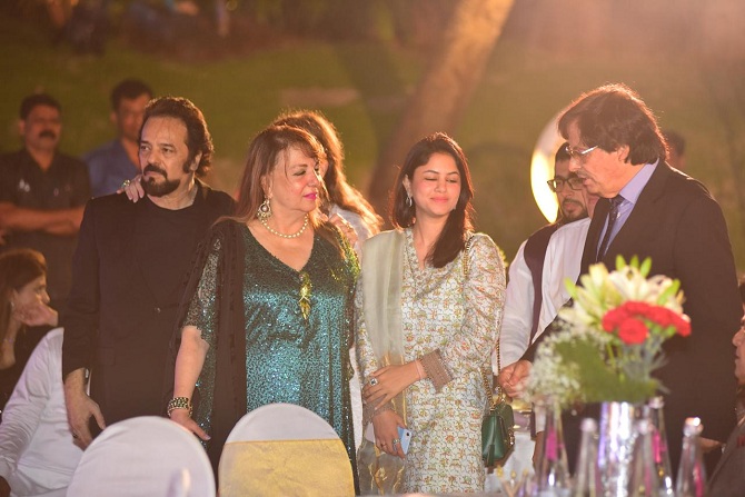 <p style="text-align: right;">سنجے خان اپنی اہلیہ زرین خان (سبز لباس) اور چھوٹے بھائی اکبر خان کے ساتھ۔ سنجے خان کا اصل نام عباس خان ہے۔ سنجے خان، فیروز خان کے چھوٹے بھائی ہیں۔</p>