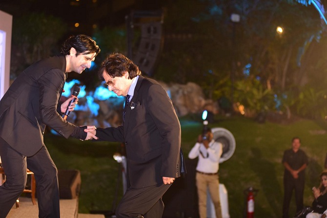 <p style="text-align: right;">زید خان اپنے والد سنجے خان کی اسٹیج پر آنے میں مدد کرتے ہوئے۔</p>