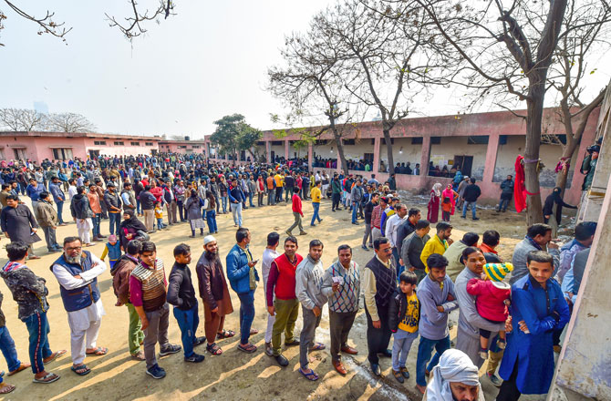 شاہین باغ کے علاقے میں ابوالکلام آزاد اسکول پولنگ اسٹیشن پر قطار میں کھڑے رائے دہندگان ، جو دہلی اسمبلی انتخابات کے دوران ،کئی ہفتوں سے شہریت ایکٹ کے خلاف پرامن احتجاج کا مظاہرہ کررہے ہیں۔ تصویر : پی ٹی آئی
&nbsp;