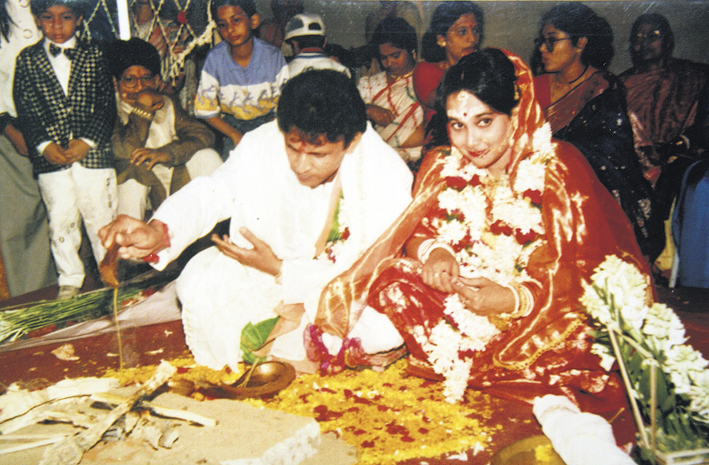 انوکپور کی شادی کی ایک یادگار تصویر جس میں وہ شادی کے رسم ورواج اداکر رہے ہیں او ر ان کی اہلیہ انوریتا مکھرجی بھی دیکھی جاسکتی ہیں۔ &nbsp;