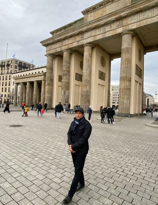 <p style="text-align: right;">بھارتن رتن سچن تینڈولکر جرمنی کے شہر برلن میں ایک تاریخی یادگار کے قریب تصویر بنواتے ہوئے۔&nbsp;</p>