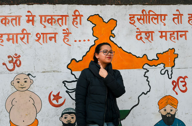 پرانی دہلی کے ایک پولنگ اسٹیشن پر دہلی اسمبلی انتخابات کے دوران ووٹ ڈالنے کے بعد پہلی بار رائے دہندگان اپنی انگلی پر سیاہی کا نشان دکھاتی ہوئے ۔ تصویر : پی ٹی آئی