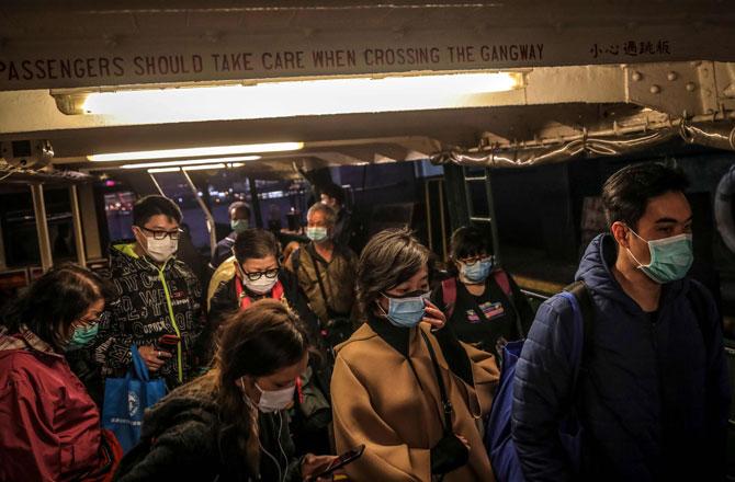 ہانگ کانگ میں عوام وائرس سے بچنے کیلئے ماسک پہنے ہوئے ۔ تصویر : پی ٹی آئی